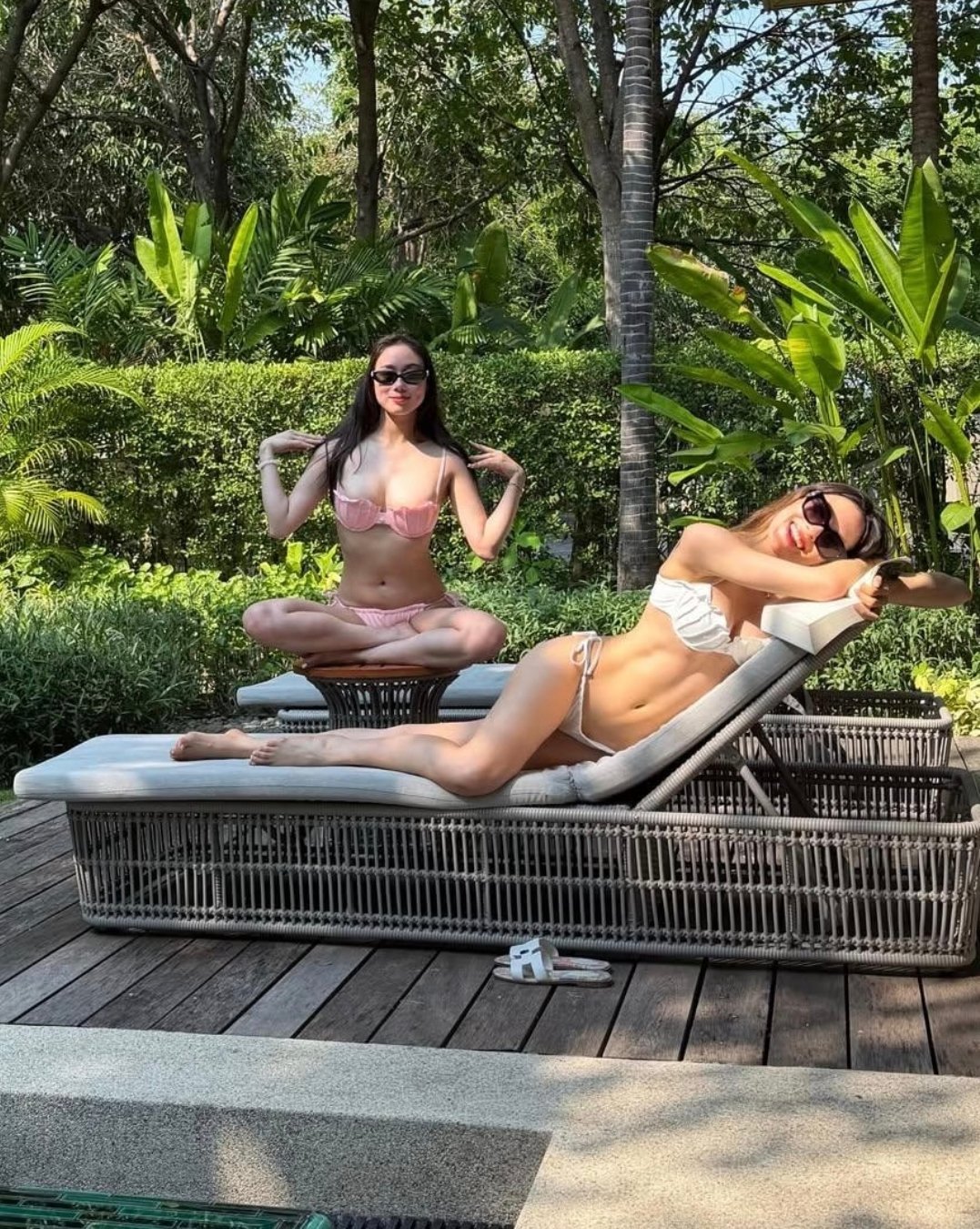 何超欣和谷爱凌比基尼度假照，没想到她俩居然是好朋友～谷爱凌好爱读书，度假还带着书