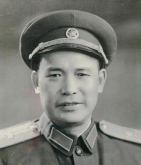 1946年，解放军为投诚的2000土匪设宴接风。席间，匪首脱下大衣，顺手挂到墙上