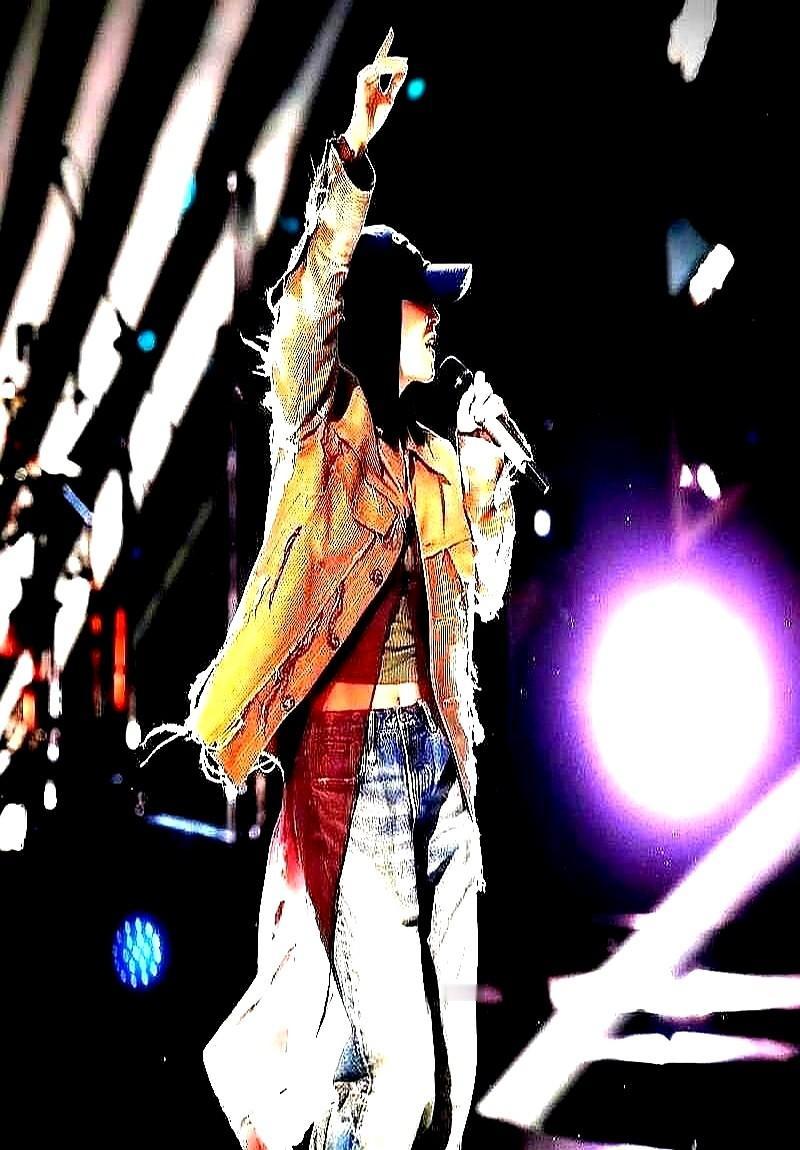 “阿姨,您这胳膊比我腿还粗!”健身房里,00后教练小声嘀咕。他刚帮53岁的王