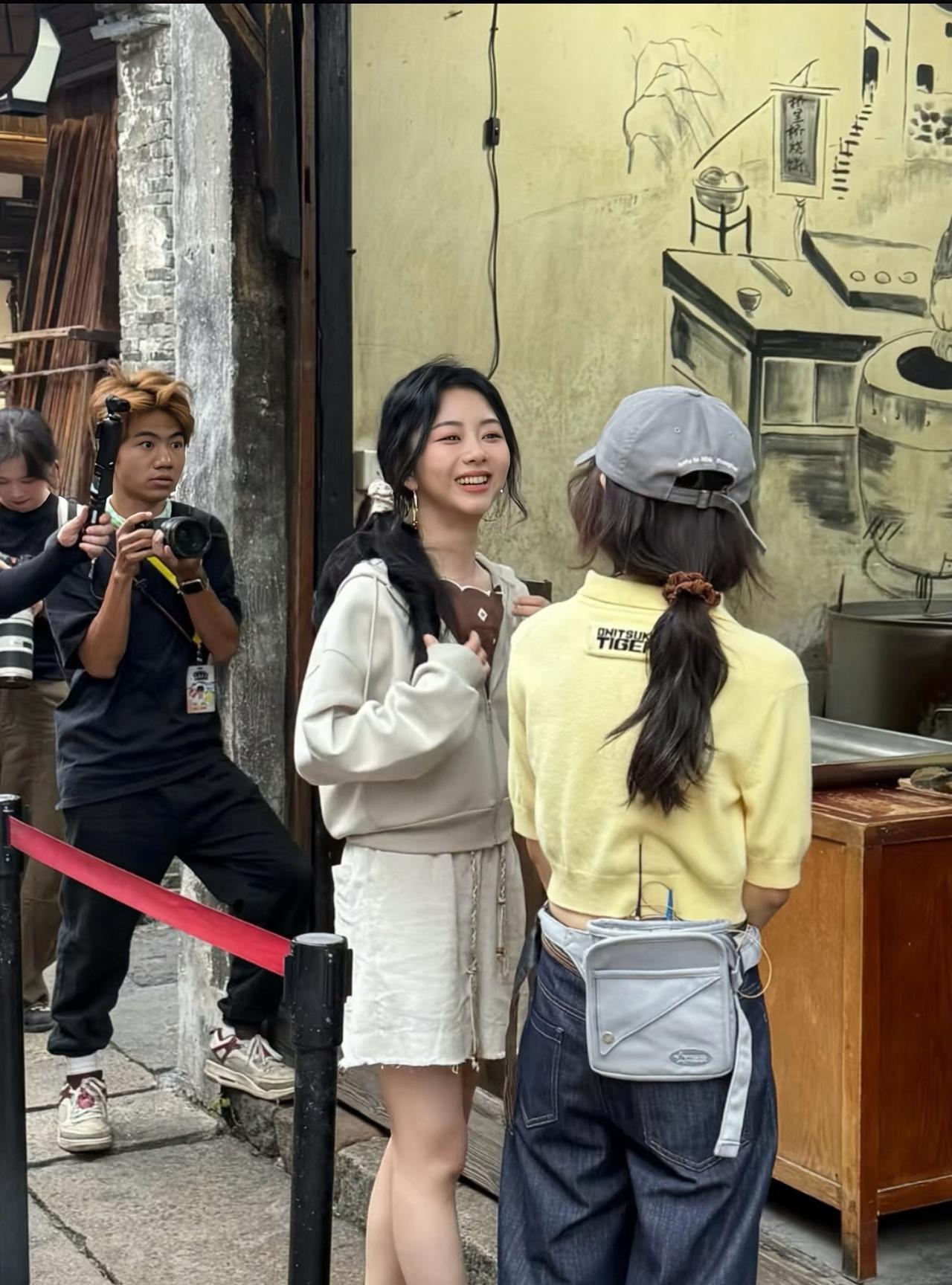 9月18日，有位网友晒出在乌镇，偶遇谭松韵的画面。背对着镜头的是张子枫，谭松韵