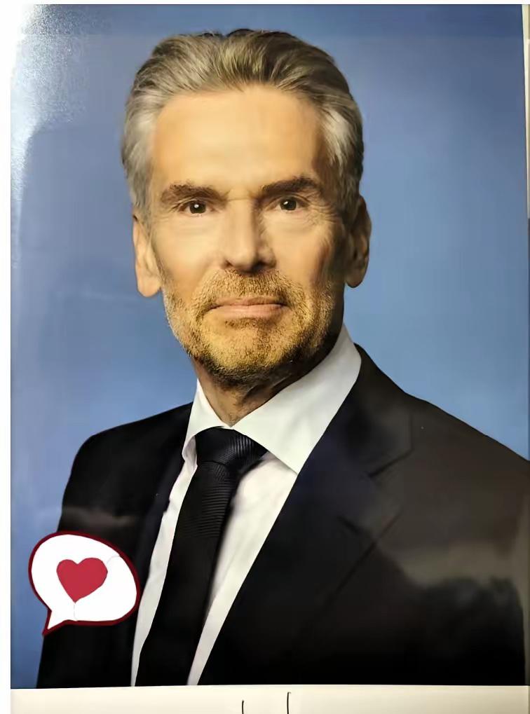 近几日荷兰光刻机巨头ASML出来放话了。​说在美国封锁下，中企现在想买到EUV