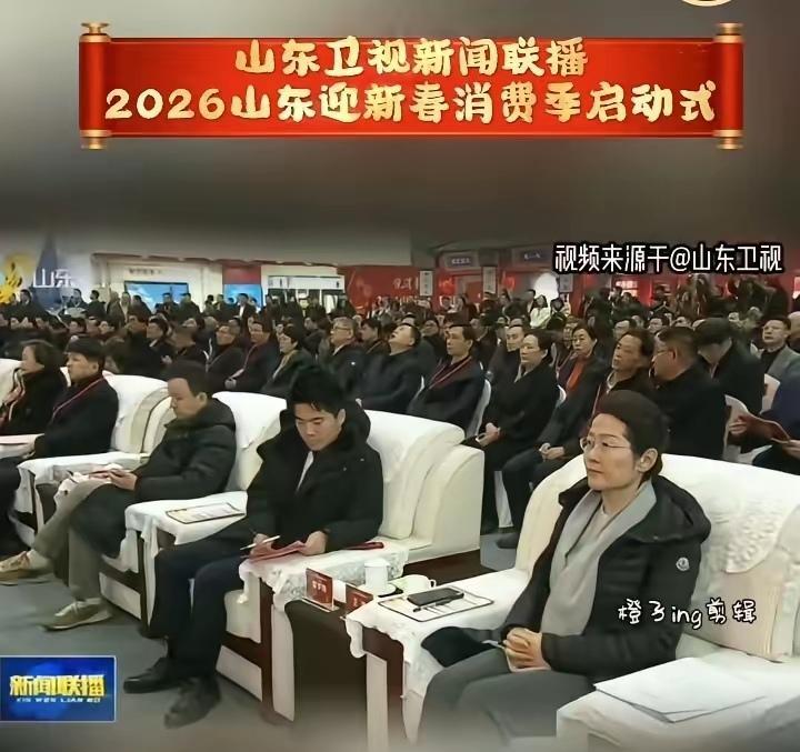 董宇辉顶着那头标志性的“蜂窝头”上山东卫视新闻联播了，镜头怼到脸上都没在怕的，和