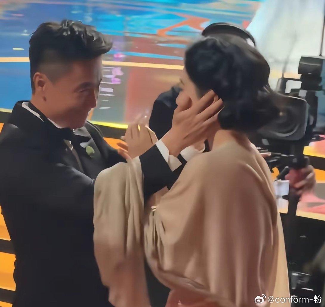杨紫确定拿奖后，旁边有一位男士迅速起身，捧住了杨紫的双脸，动作看起来十分的亲密，