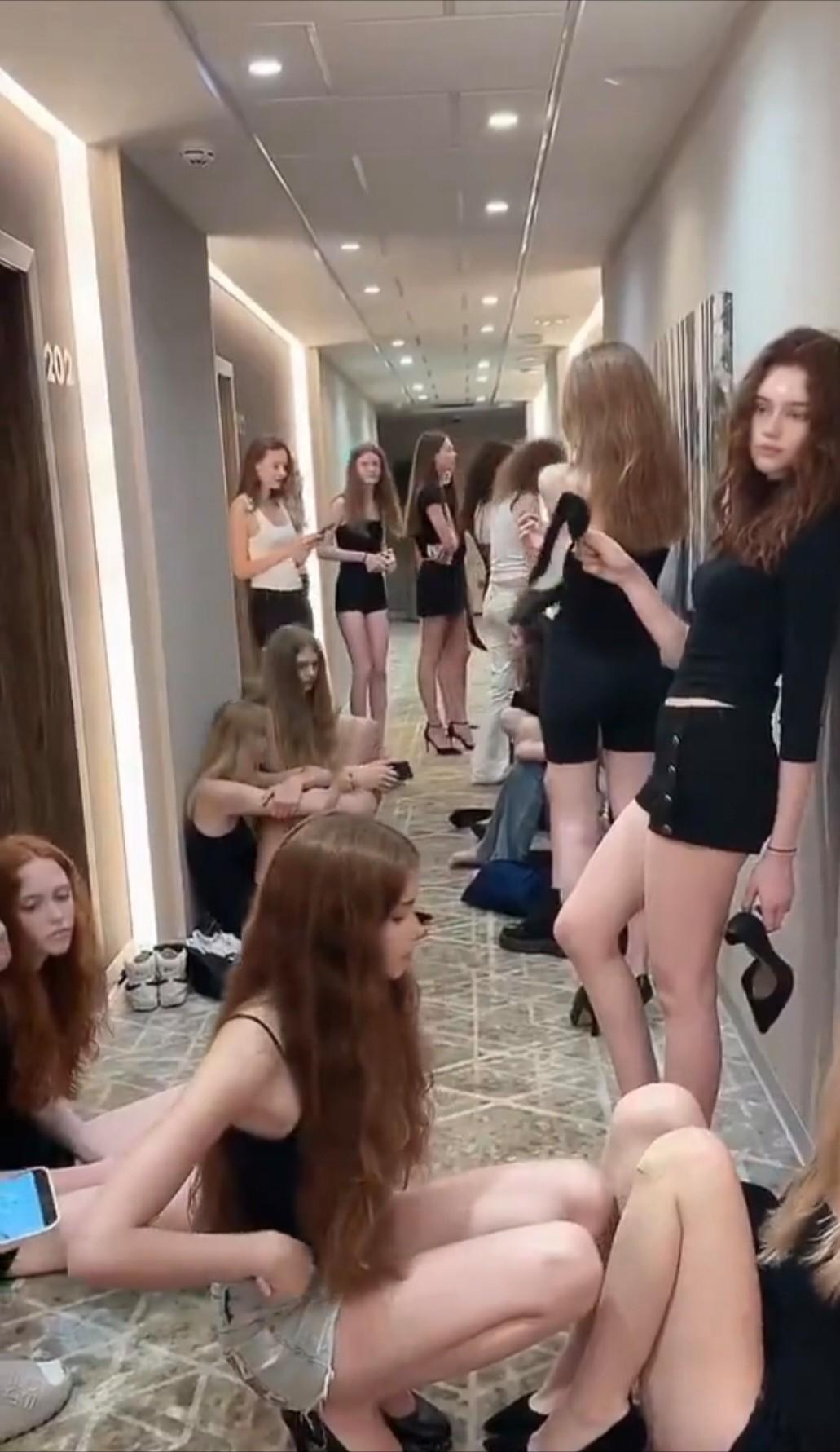 俄罗斯男人征兵去前线，俄罗斯女人选美去欧洲美国！西方大批模特经纪公司涌入俄罗斯，