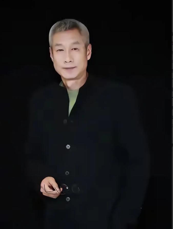 2005年，北京，刘佩琦哥哥病逝，16岁侄子刘伟无人照料，他心一软直接接回家当亲