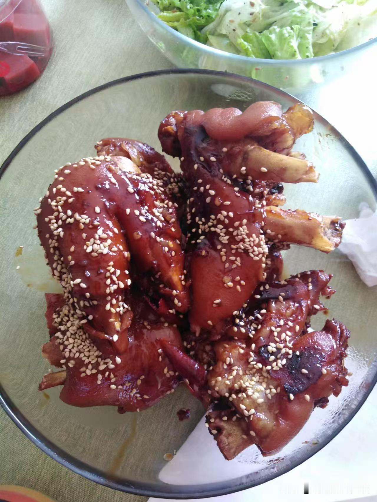 姑娘很喜欢做饭，每周都要回家做好点吃的，犒劳一下自己和家人，我心庝的说；妈妈做吧