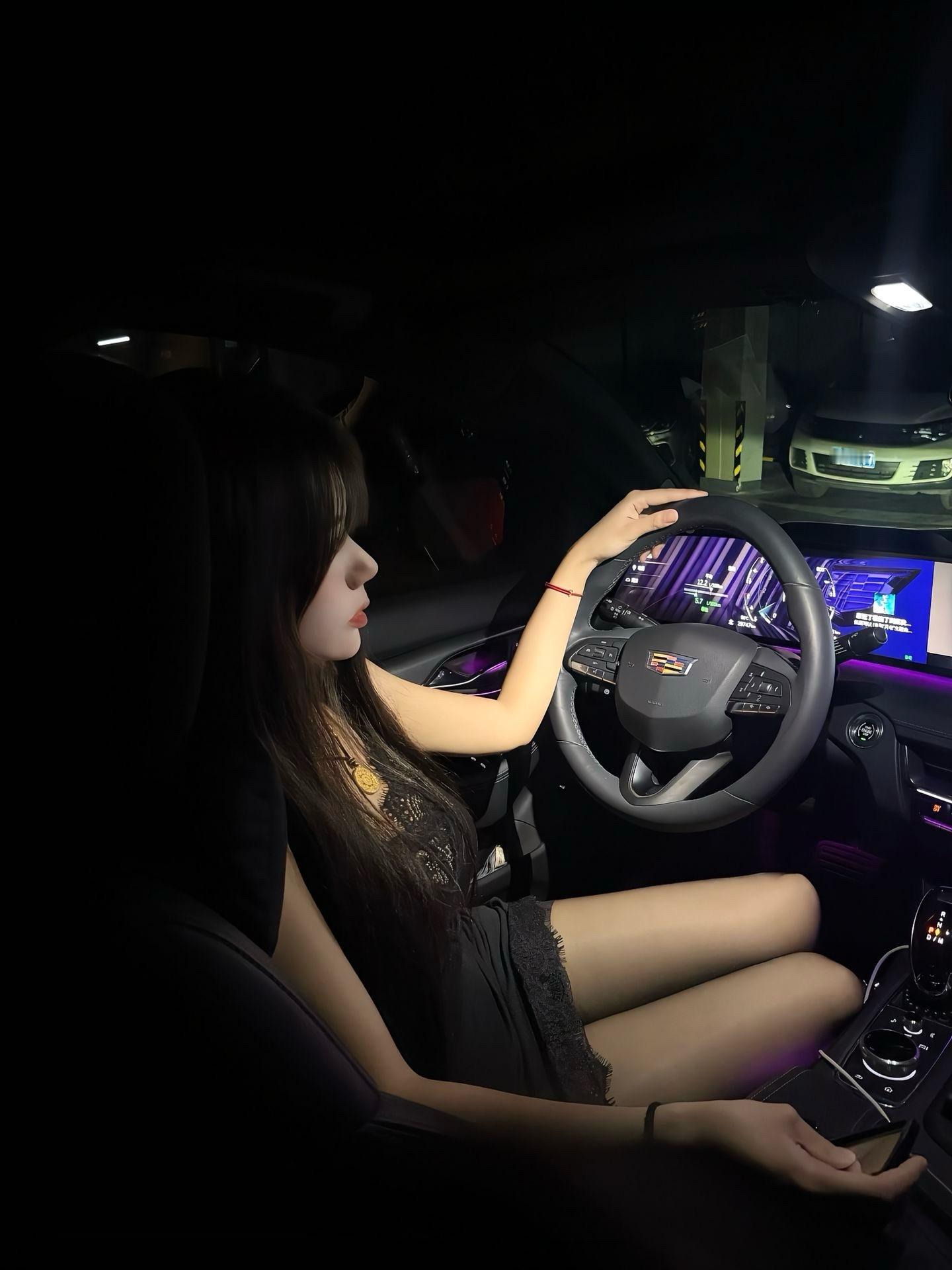 小姐姐开凯迪拉克，应该也是比较喜欢凯迪拉克的操控和驾驶吧​​​