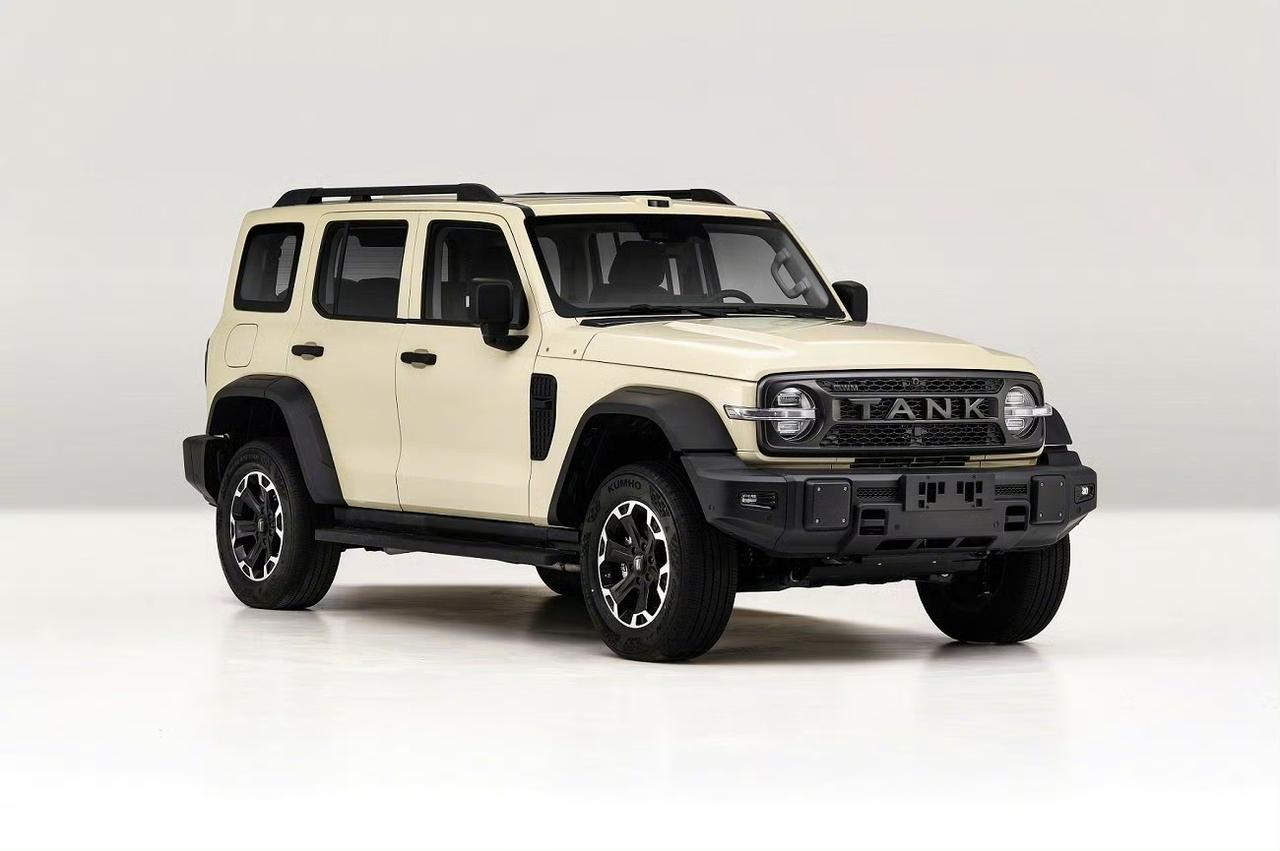 新款坦克300来了，前轴前移，姿态更像牧马人了，车身长度加了136mm，轴距加了