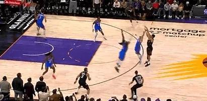 太阳神！太阳打雷霆。布克最后0.7秒，面对两人防守，高难度后撤3分命中，完成