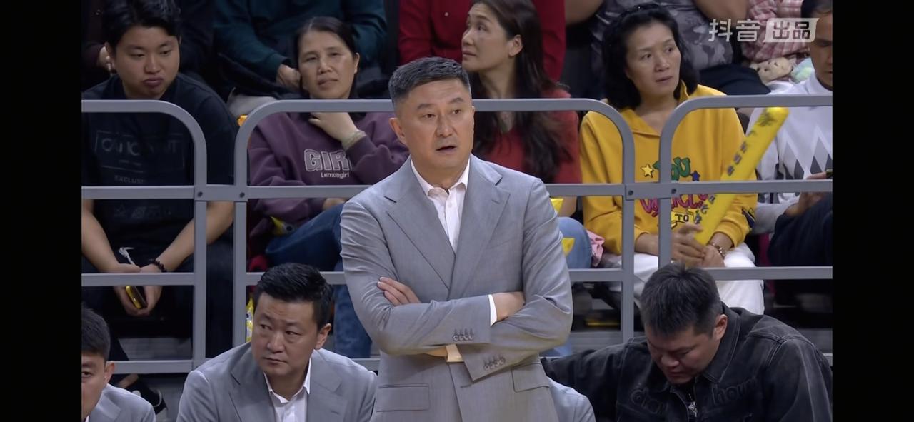 不是说杜峰能力不行，而是他的主要心思已经不放在球队的训练和战术研究上了，这是很明