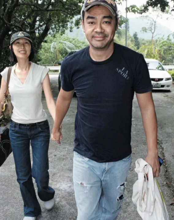 一天晚上，郭蔼明正在厨房炖汤，刘青云突然抱着她表示：我们离婚吧。郭蔼明大惊，等她回过神刘青云已泪流满