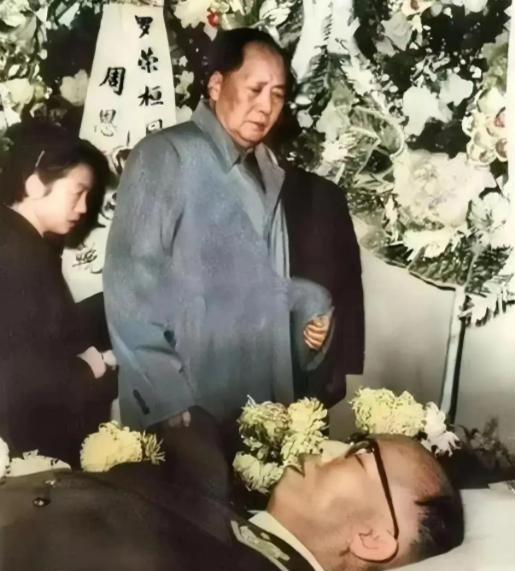 1963年12月17日，正在审阅文件的伟大领袖，被窗外的微风惊扰，心中突然生出一