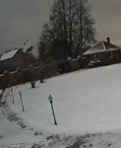 在空中就已解体，俄军重型军用运输机An-22在12月9日坠毁瞬间被地面监控视频记