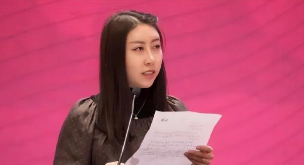 贾浅浅也被西北大学开了，我觉得本来想轻轻放下，人大事一出直接架在火上烤，所以西北