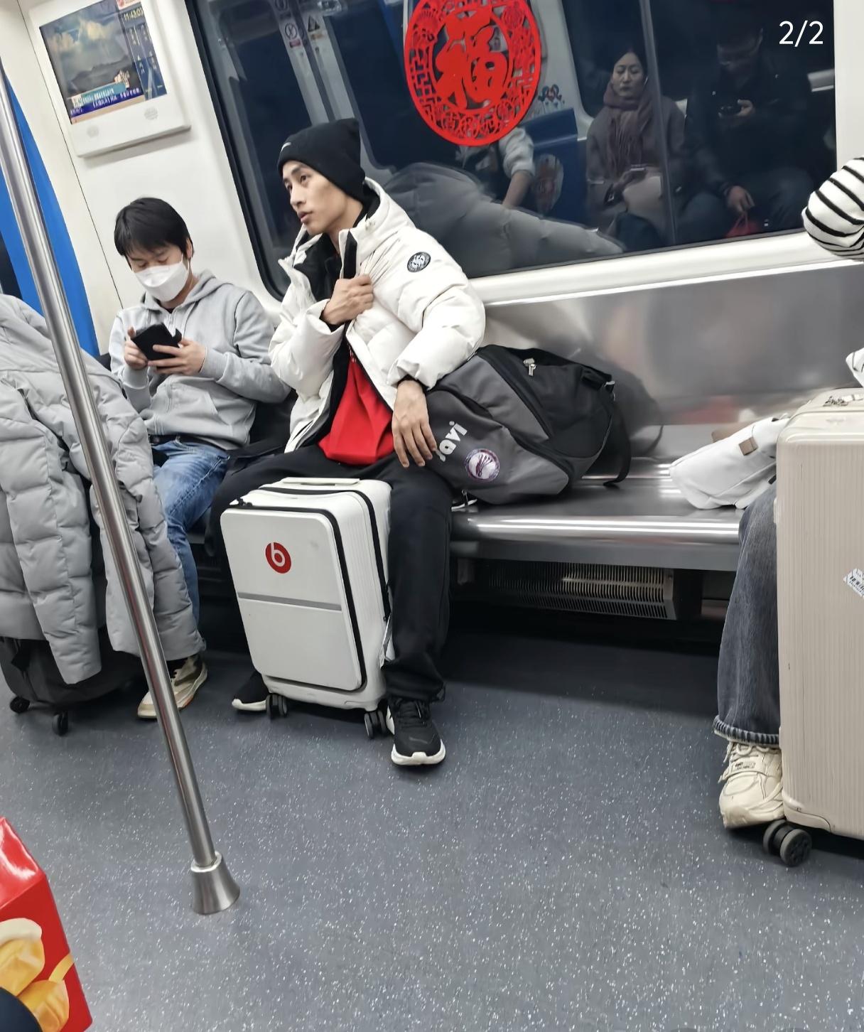 有网友在无锡地铁上偶遇高洋和张云鹏，网友是他俩全程用英语交流，网友不会英语，没有