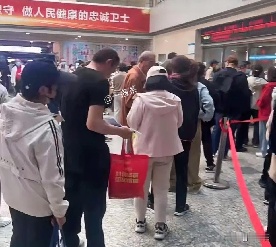 为了给老头看病，女儿这个星期天天都在家和医院之间忙碌着。老头已经化疗两次了，