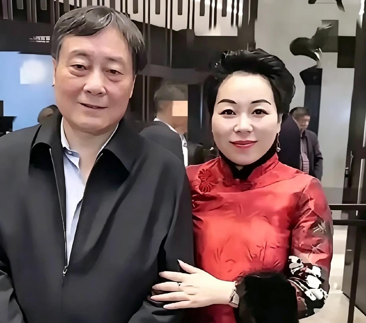 这张合影看着格外暖心，宗庆后和妹妹宗蕊紧紧站在一起。早年家境窘迫，妹妹自幼过继他