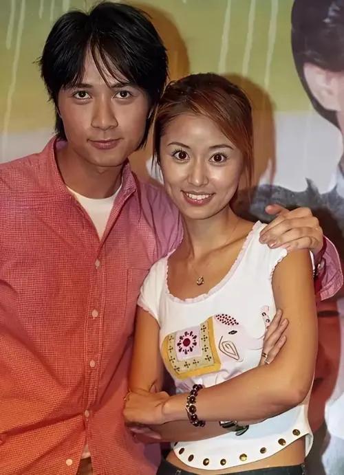 古巨基与林心如20多年前的合照：由于没有滤镜与美颜加持，两个人都是面色发黄，眼袋