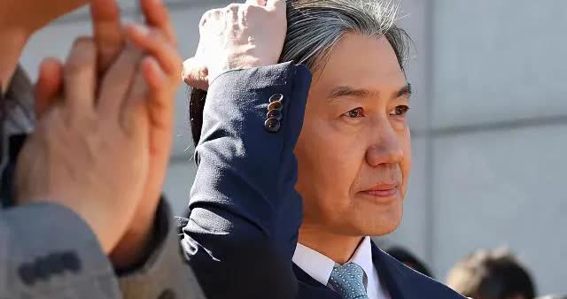 韩国总统李在明的特赦成员中最令人显眼的当然是祖国革新党首曹国，这时候他已成了最大