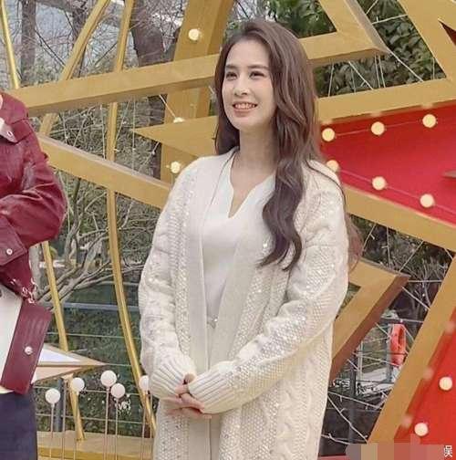 黄圣依长了一张典型的“高个子脸”——眉骨较高，鼻梁挺直，下颌线条流畅，脸型偏长。