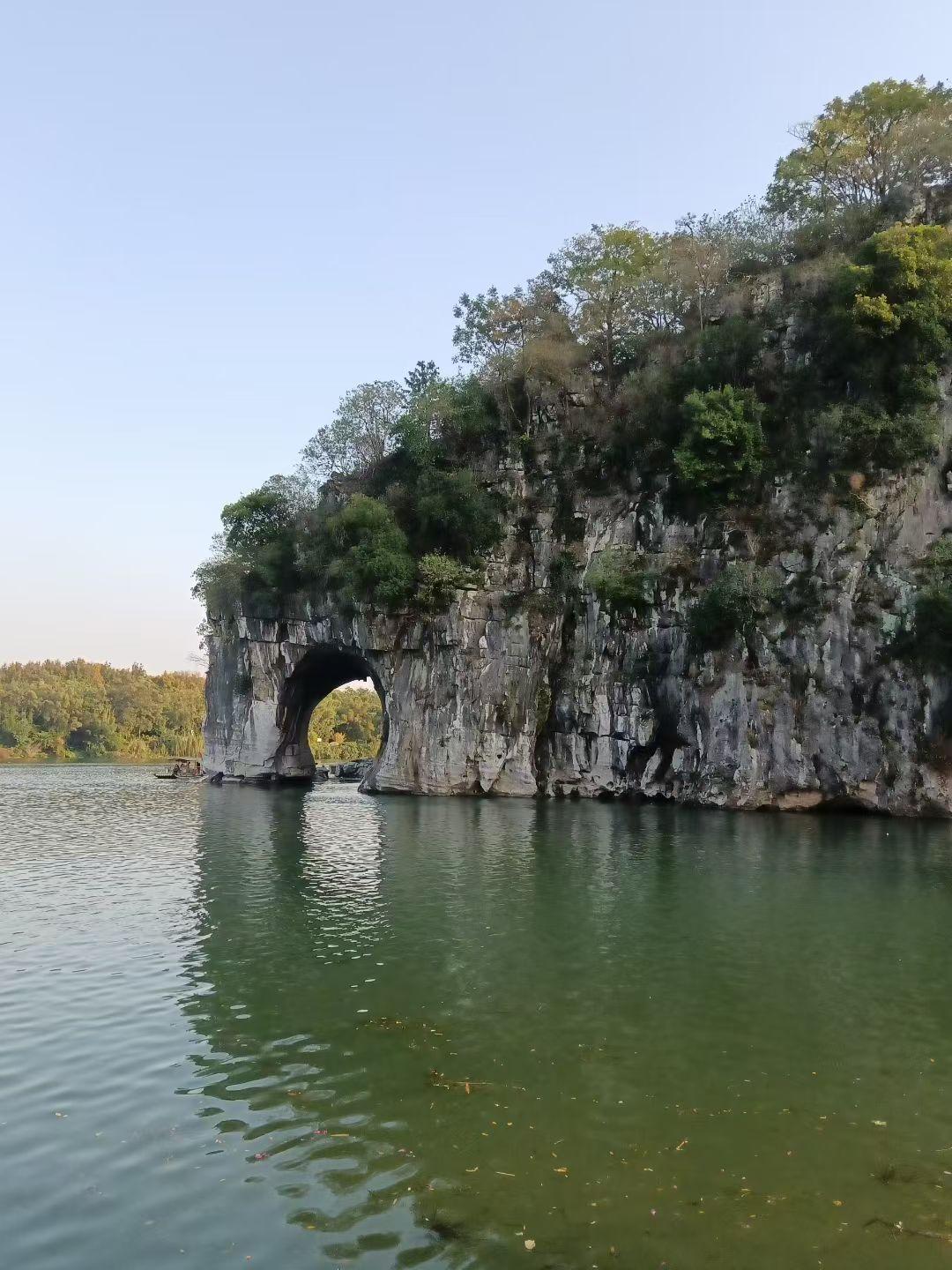 桂林山水甲天下，名不虚传广西桂林，就是大自然鬼斧神工最精彩的画作。它以独特的