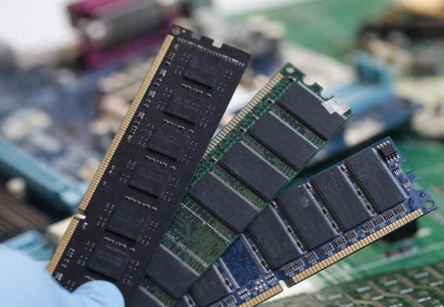 中国男人联手破局？内存条价格断崖式下跌，资本炒作终成泡影近期国内内存市场迎来