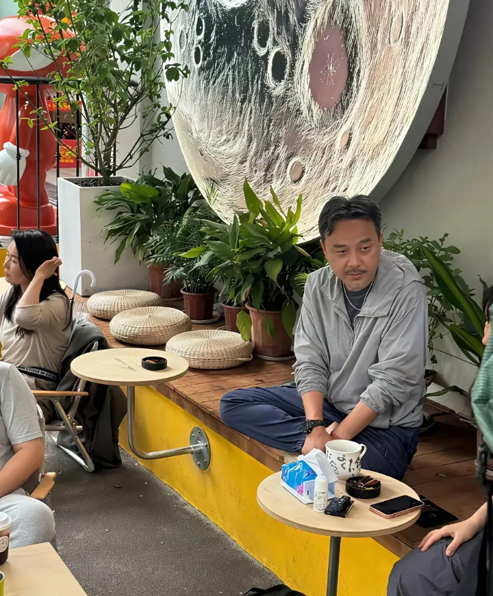 汪涵才51岁，为什么头发和胡须全白了？