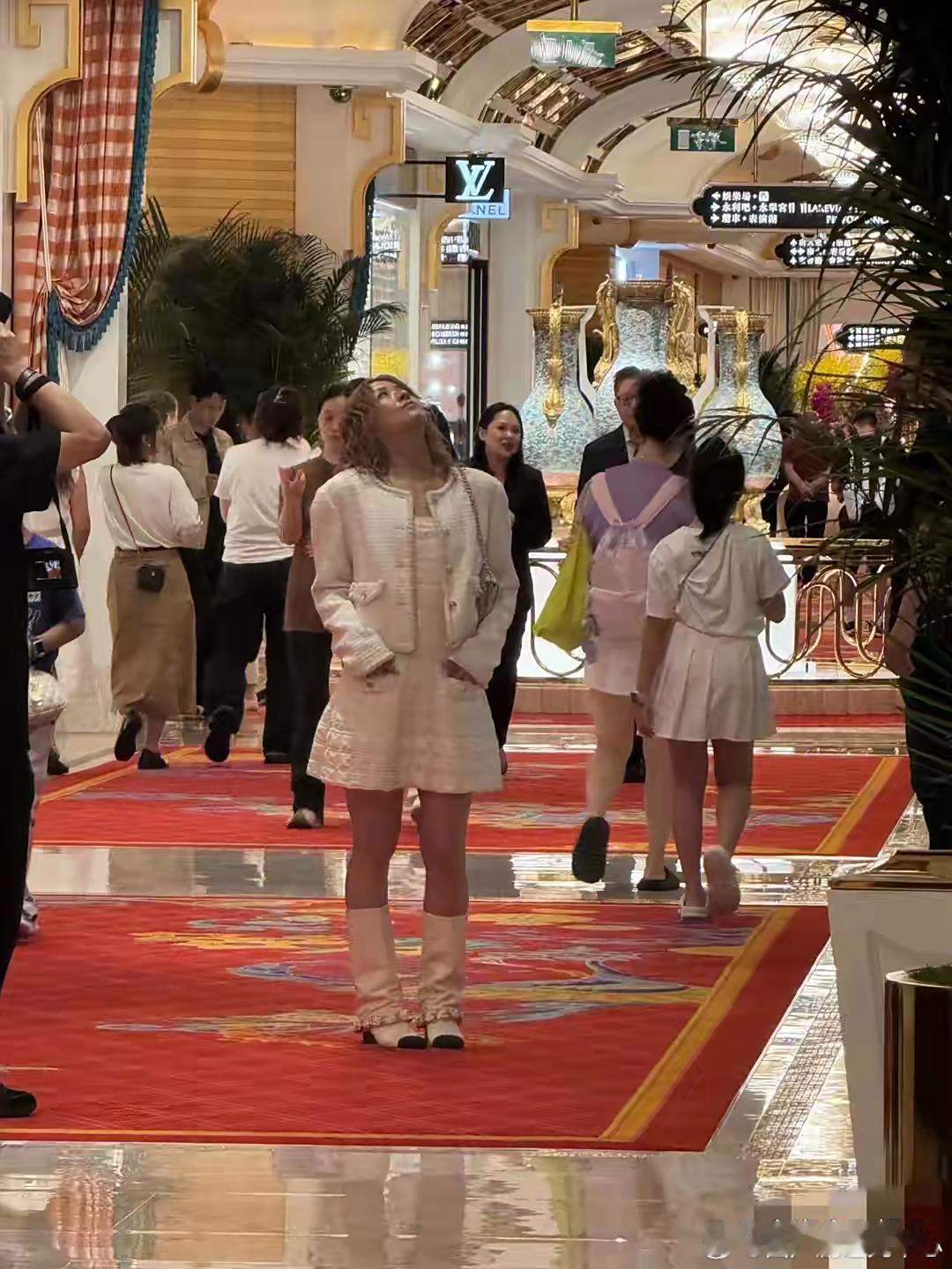 陈奕迅老婆徐濠萦澳门永利皇宫被偶遇，她的装扮很独特，大热天她却穿着冬装，人群中一