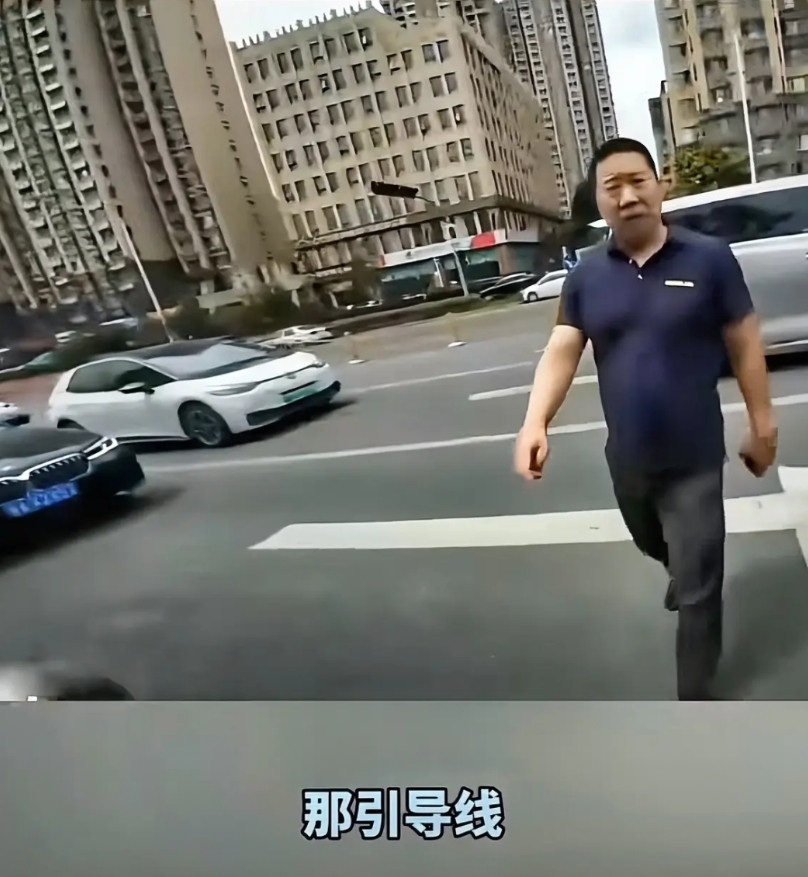 穿着“中联重科”T恤开车逼停摩托车这个人，你信不信，当时骑摩托这个小伙如果不认怂