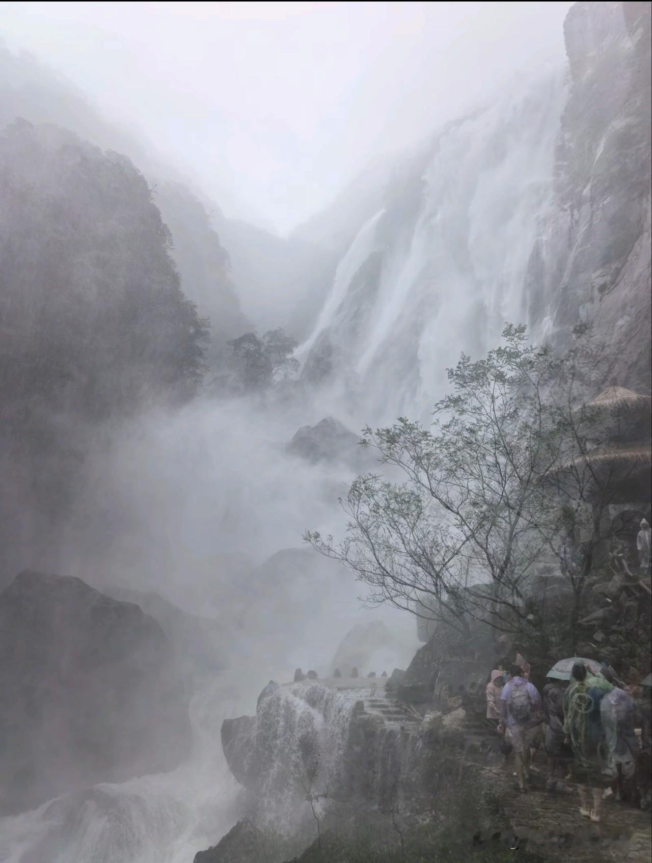 一觉睡醒，刷到江西婺源大鄣山卧龙谷山洪来袭视频，给我看的一愣一愣的。平常