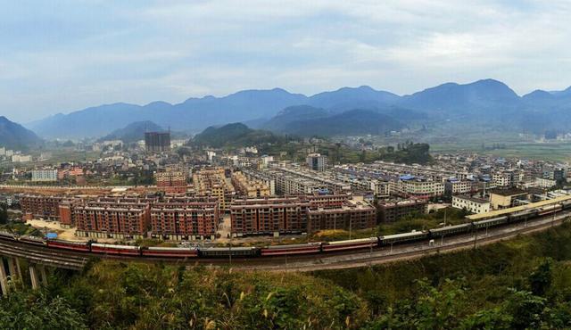 孟溪镇,位于贵州省毕节市松桃县境内,地处贵州铜仁,重庆秀山,湖南