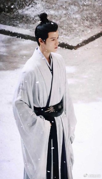  李昀锐《冰湖重生》骑马名场面！苦练马术后骑马狂奔脸不抖，身姿挺拔气场强，把古装