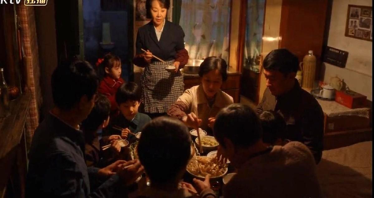 《小巷人家》中，赶美媳妇的两个动作确实将她的自私冷漠展现得淋漓尽致。黄玲辛苦操持