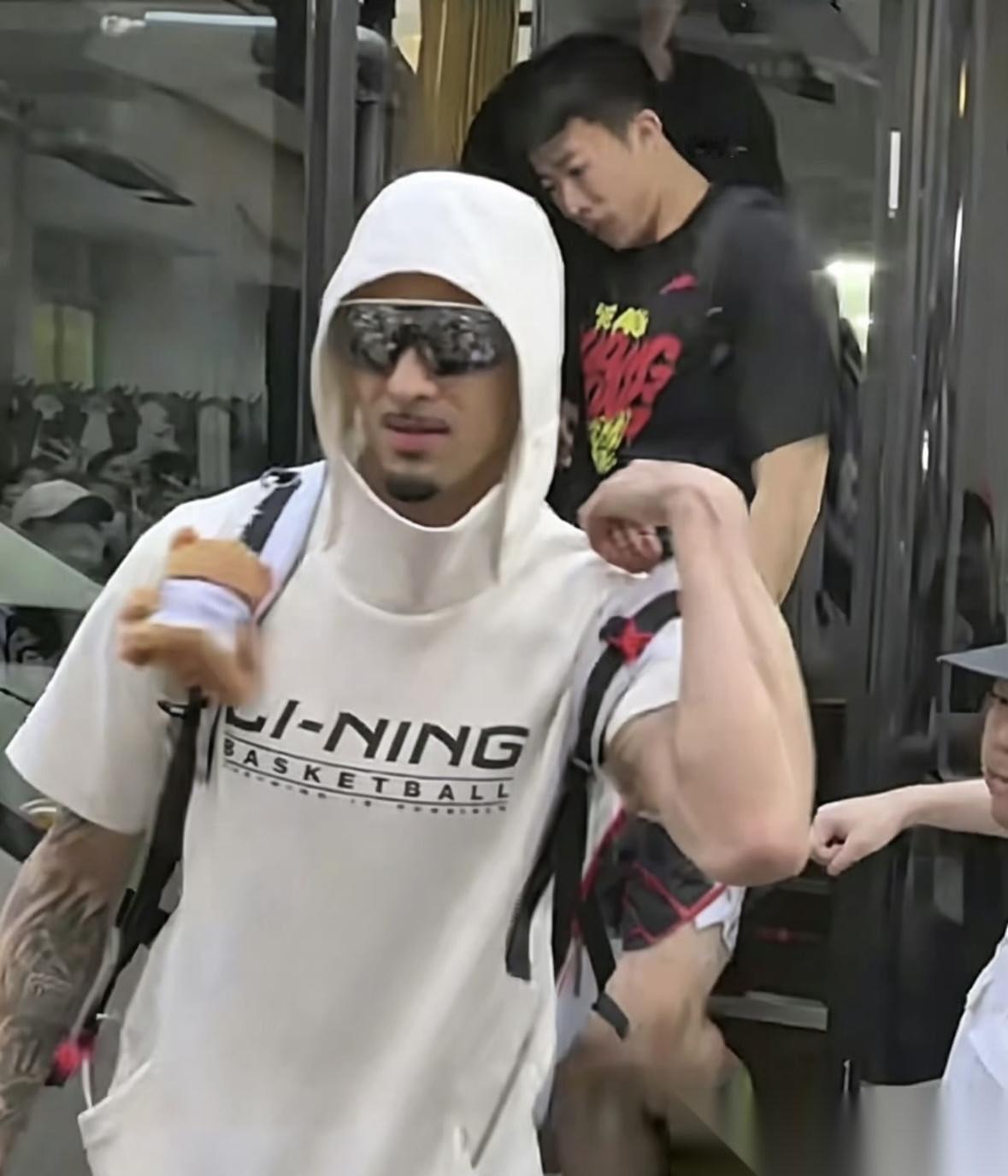 不舍告别！奎因正式离队返美，广东休赛期续约悬念拉满广东男篮抵达大本营，全队开完