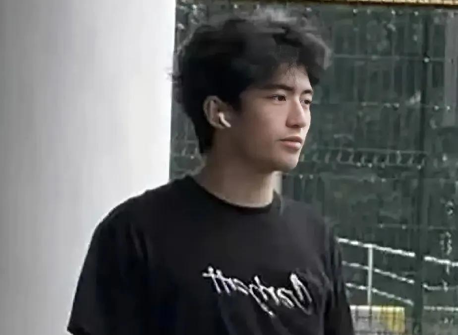 谢霆锋父子迪拜度假被偶遇，两父子像两兄弟一样，都是双手插兜，气质相近，身高现