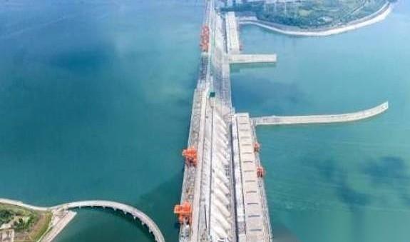 老有人算三峡那2500亿的账，问到底回本没？我跟你说，格局小了。这笔账，根本