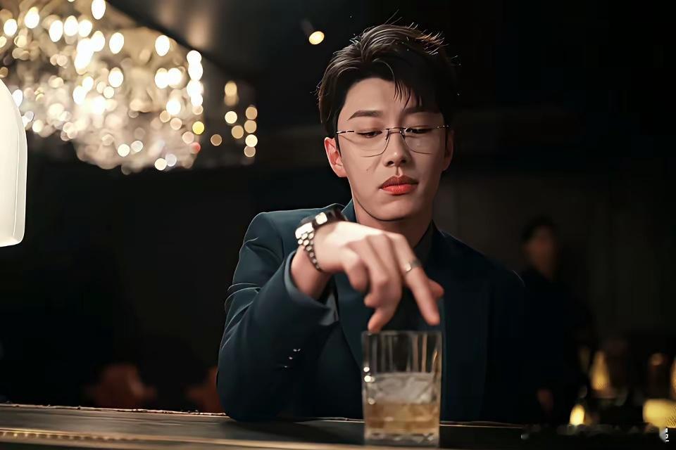 代旭这哥们儿，真有点玄学在身上！新剧《轧戏》里，他演的男二裴轸前六集加起来就三分