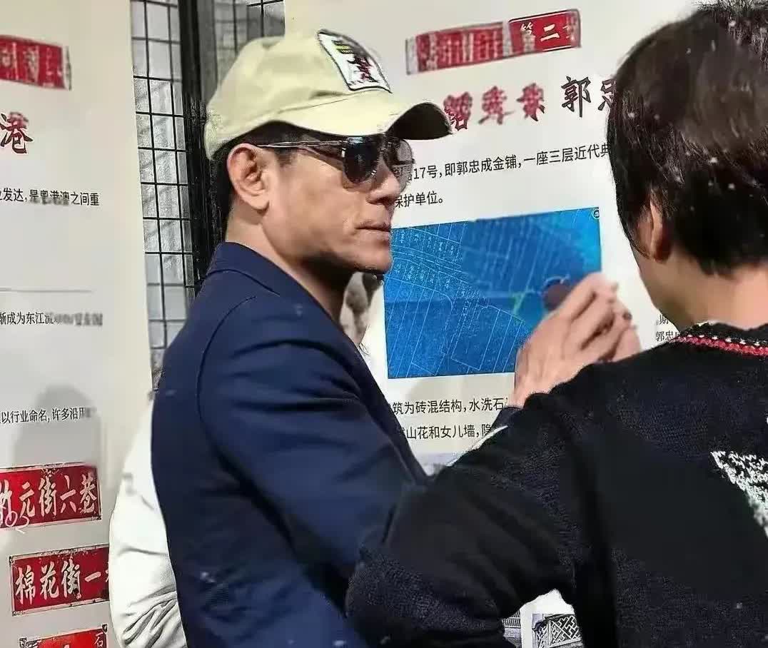 想当年，多少女孩让他迷的神魂颠倒，现在老了，脸又黑又黄，全是老年斑，满脸皱纹，要