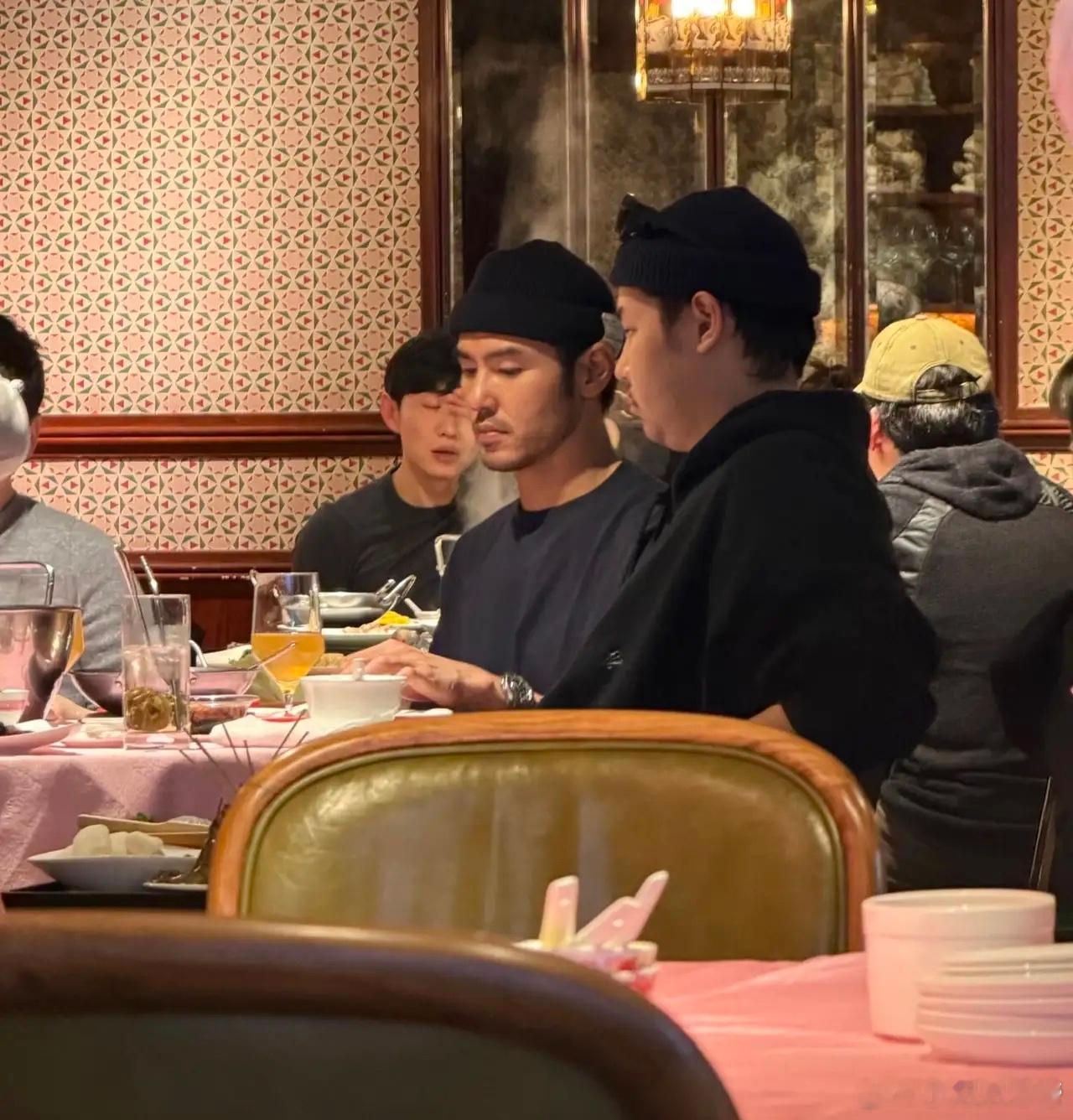 42岁阮经天和亲弟弟在上海一家餐馆吃火锅，他穿着一身黑衣，身材又高又瘦，真的一点