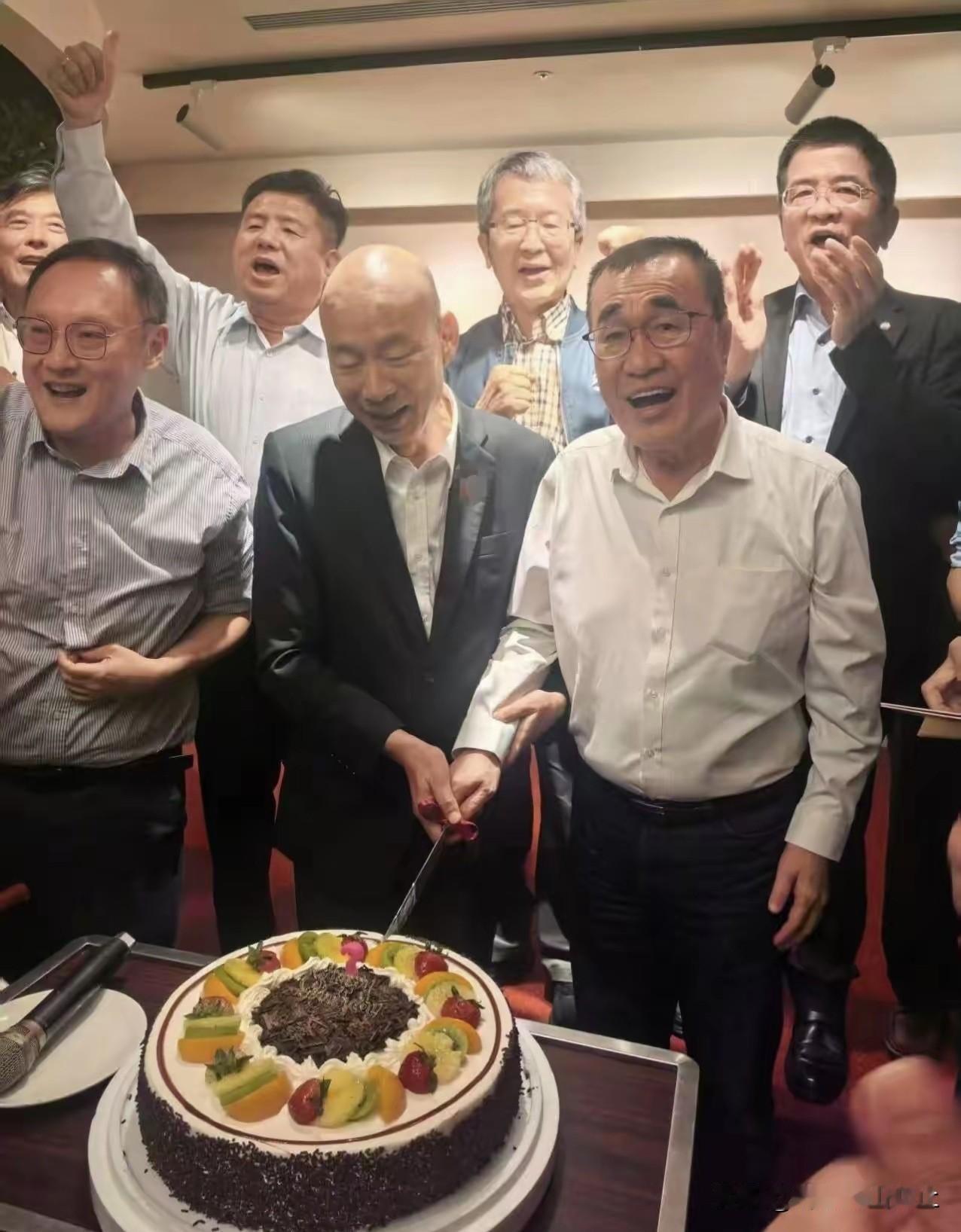 “功利”的生日聚会！在台湾地区的新北市，一群国民党政客提前给韩国瑜过生日，即