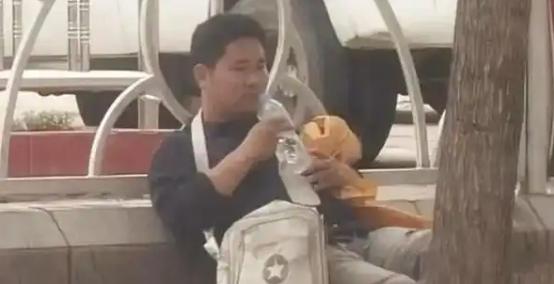 2007年，大学生崔松旺突然半个月不洗澡、不刮胡子、不刷牙，甚至把油烟抹到脸上，