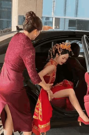 好喜庆的新娘子！肤白貌美大长腿！就是手臂上那个纹身没看出来是啥！新娘福气满满新