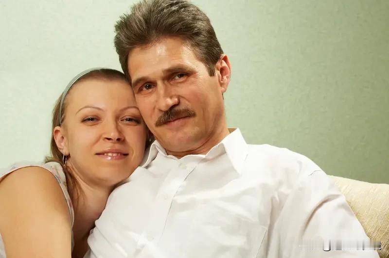 夫妻夜间高速行车凭超高意识避免事故2026年1月27日深夜，吉林高速上一对夫妻