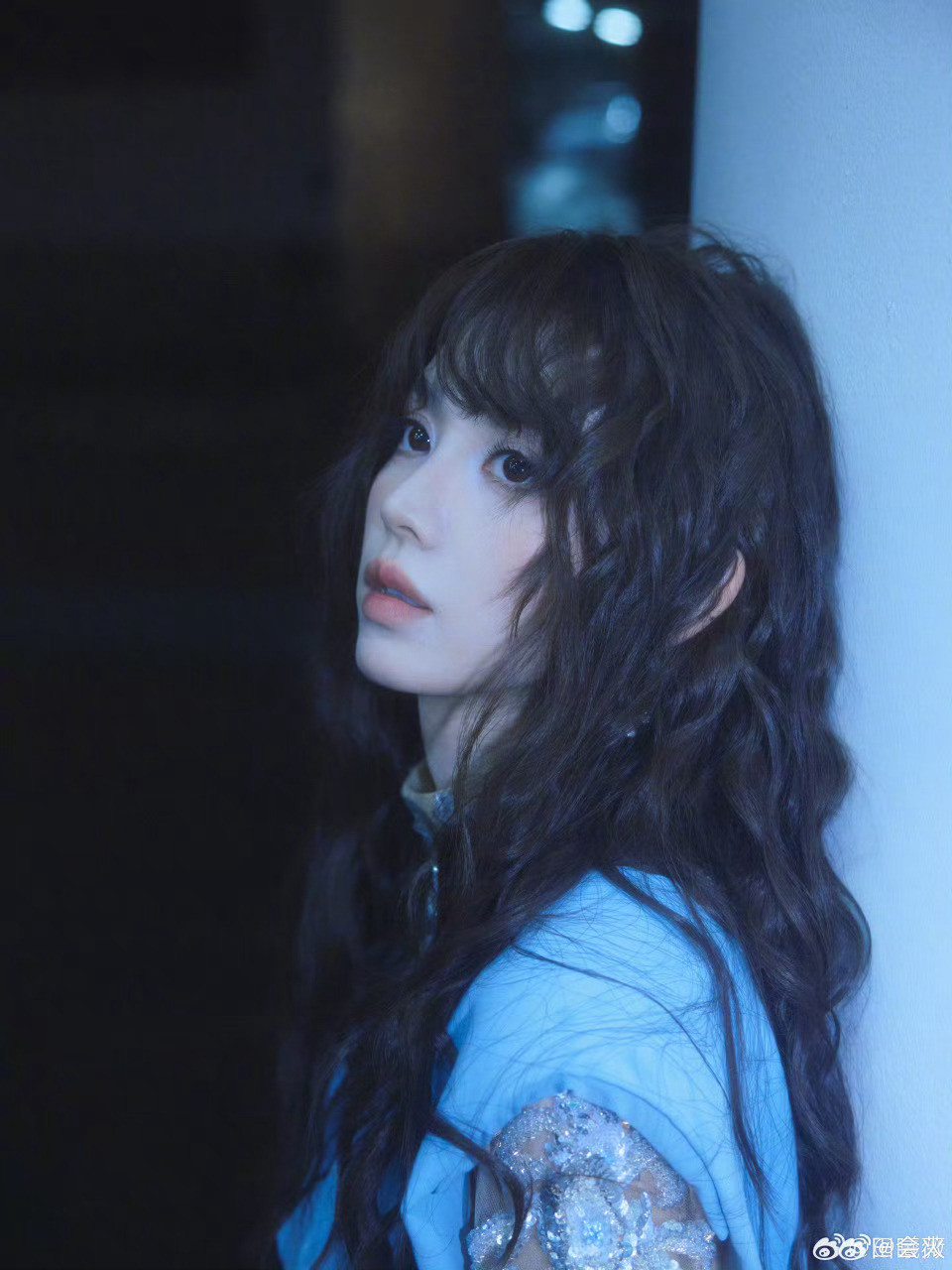 田曦薇好一朵蓝色妖姬谁懂啊！卷毛蓝裙薇薇直接化身绝美蓝色妖姬，美得挪不开眼