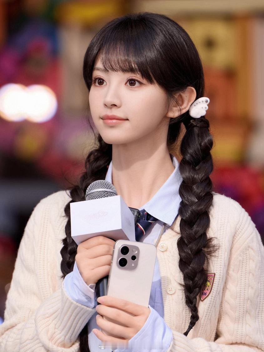 田曦薇美出新高度了她这张脸真的太适合这个妆了。不浓不淡，刚刚好突出了她眼睛的优