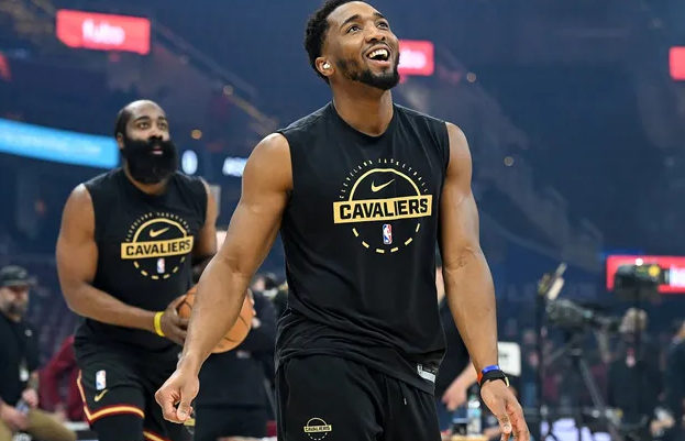 前NBA球员尼克-杨在节目中谈到了骑士的争冠前景。尼克-杨表示：“骑士从1号位