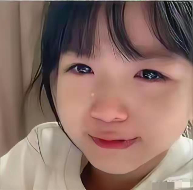 江西九江一个班主任正在办公室批评一个女孩。她问:“你妈妈是做什么工作的?”女孩回