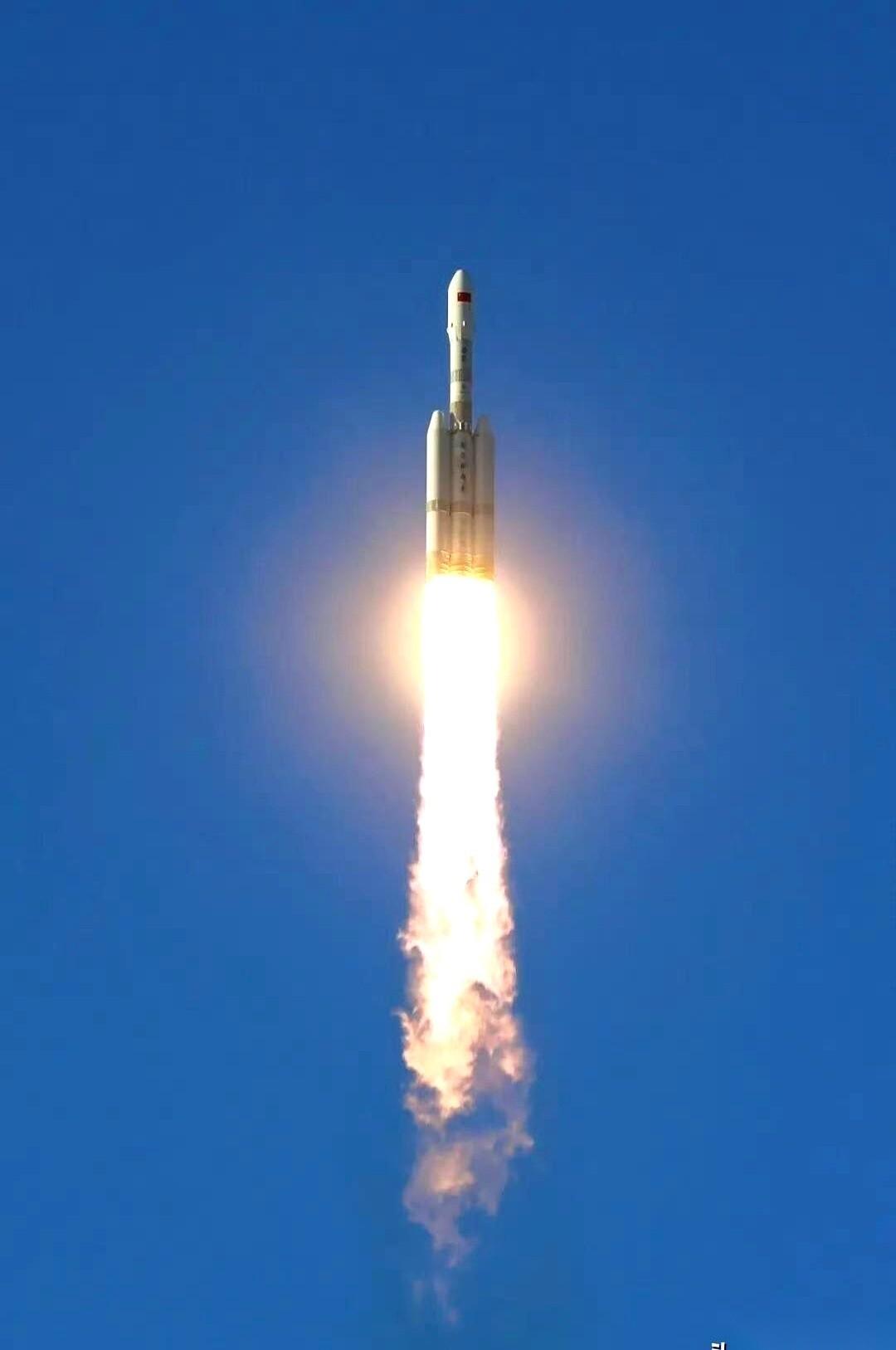 关注了一下咱们那个首飞的新火箭。起手就是王炸，9台发动机根本不挨个点火，是“d