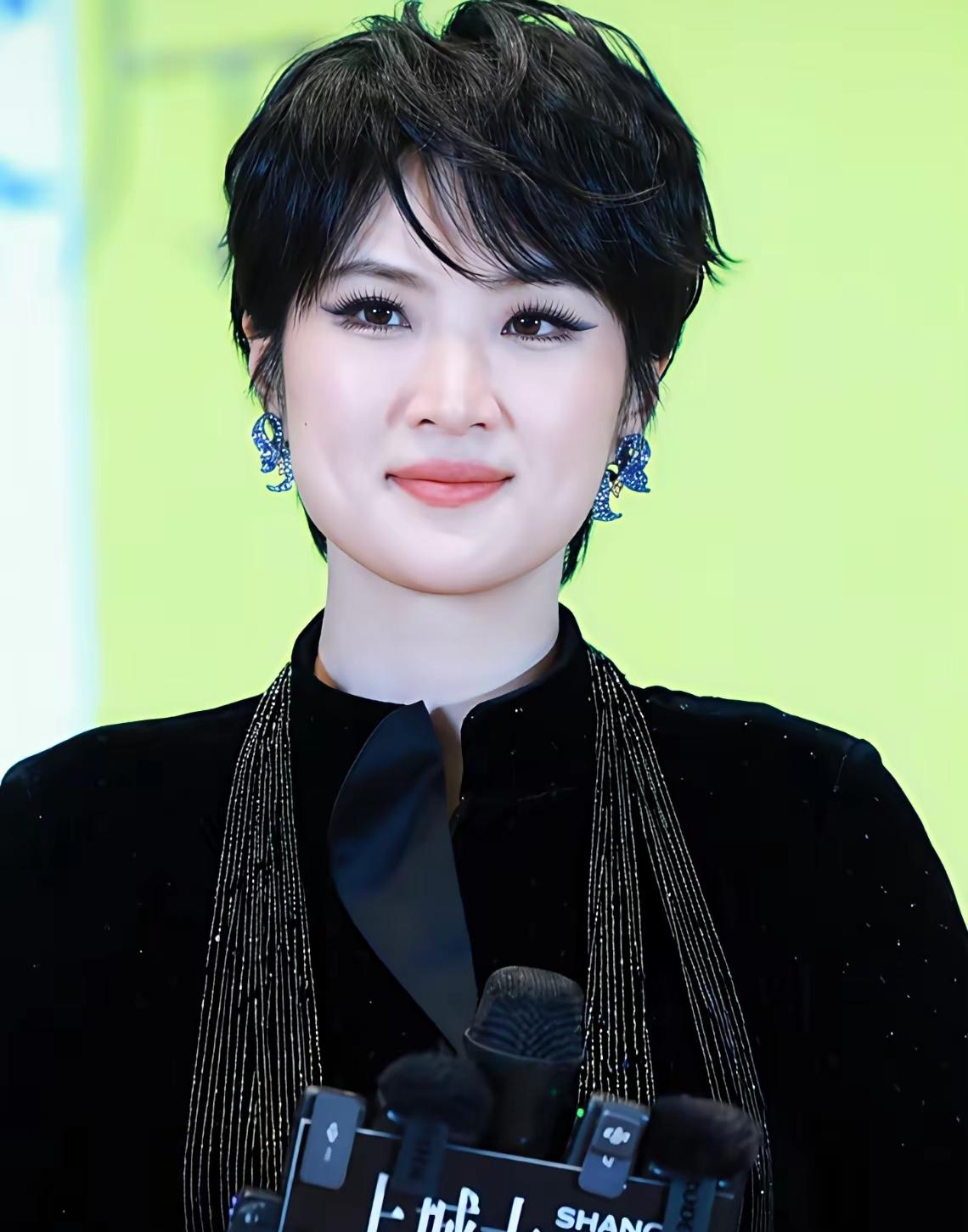 姚安娜的长相算不上惊艳大美人，但不可否认，她身上自带一种贵气，美感很独特。