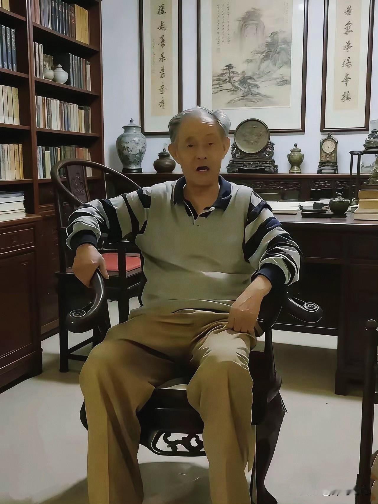 看到徐湖平院长身后的藏品，心里有些复杂。文物界曾有一条铁律：从事这行的人，绝不能